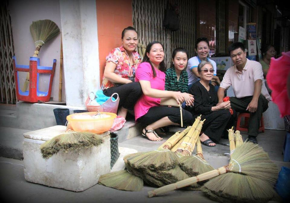 BÀ TÍNH MÙ QUAY LẠI BÁN CHỔI – TĂM